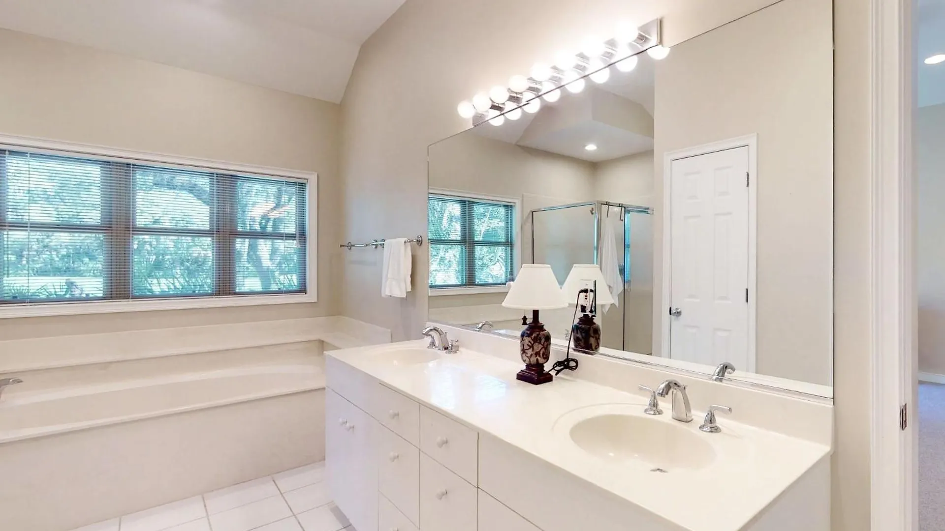350 Oak Woods