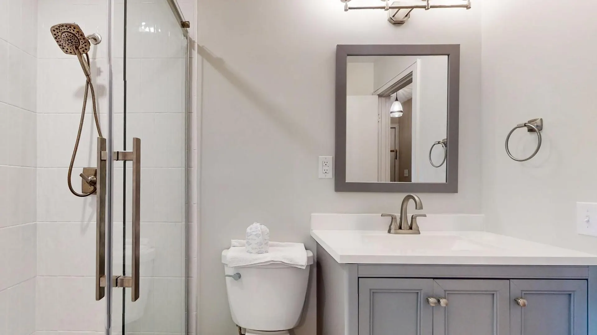 Villa 1402 West
